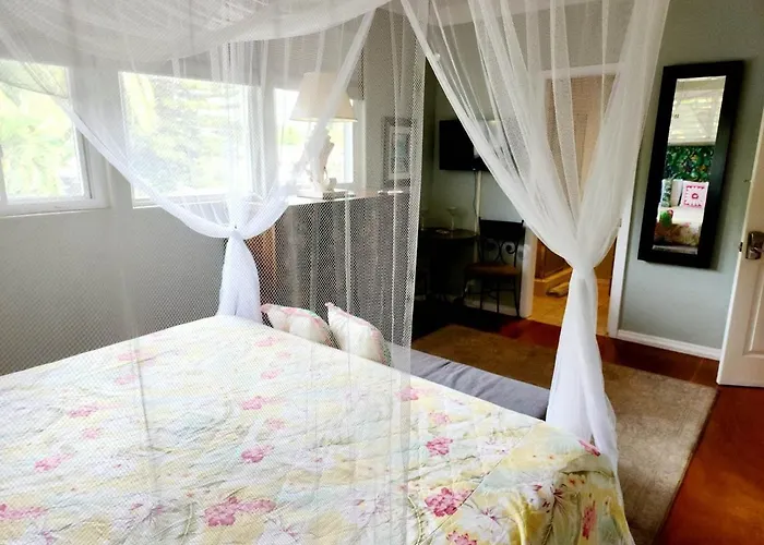 Old Lahaina House-Walk To Town & Beach! Hotel